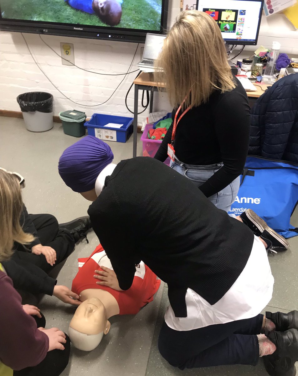 During our @DYWEdinMidEast Skills Week last week, Clyde class enjoyed their session, First Aid & Dangers in the Home with Stephanie @BritishRedCross.Rights Respecting School Articles: The Right to Life; The Right to Health Care; The Rights to Safety & Protection. @UNICEF #RRSA