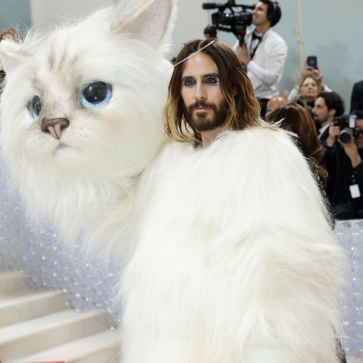 It's #MetGala Monday!! Here's a little throwback to some of last year's looks 🪞

Who's look are you looking forward to seeing TONIGHT?!

🌟 @oliviarodrigo & @conangray 
🌟 @DUALIPA 
🌟 @billieeilish 
🌟 @JaredLeto