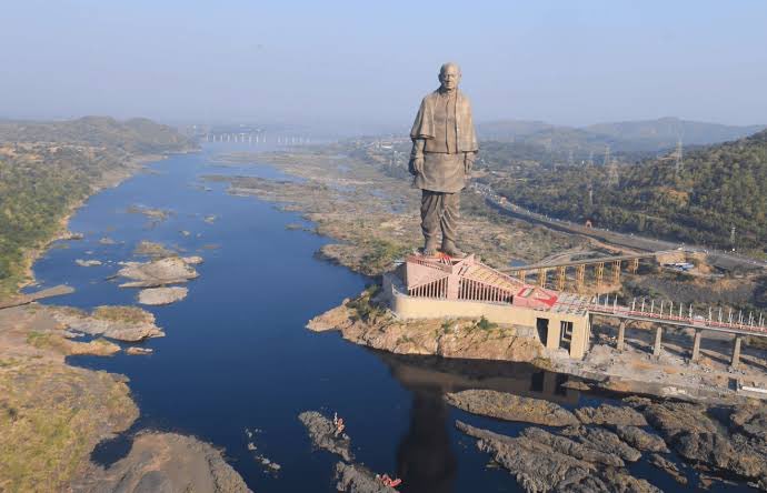 @stats_feed The statue faces the Narmada Dam and is located on a river island called Sadhu Bet near Rajpipla on Narmada River.

It is located between the Satpura and the Vindhya mountain ranges near Kevadia town in Gujarat

Around 129 tonnes of iron implements were obtained from nearly 100…