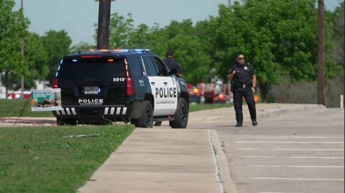 Guess what happened at this #Texas high school that has: -metal detectors -clear backpacks -school police department with 167 sworn officers -armed non-sworn school staff and guards What happened? A school shooting 😭 #ItsTheGuns #GunViolence #GunSenseNow amp.star-telegram.com/news/local/cri…