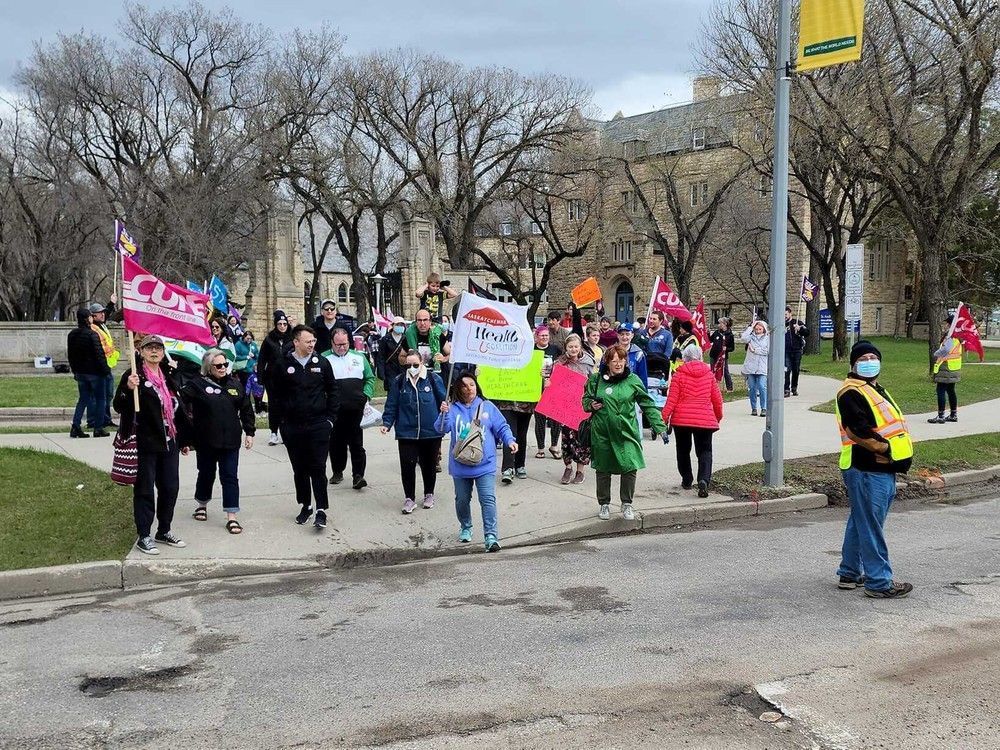 'Enough is enough': Sask. health care workers, supporters gather at Saskatoon rally — 'Many people in this province have been advocating a long time for practical solutions to get the province's health care system back on track.' #yxe #sask #health bit.ly/3UxeuZs