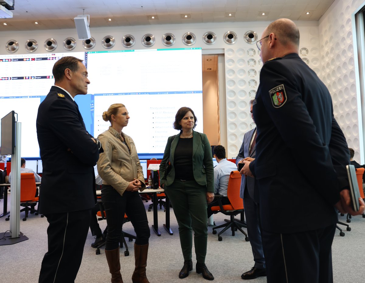 High-ranking visitors were on site: Juliane Seifert (State Secretary at the Federal Ministry of the Interior and for Home Affairs) and Dr. Daniela Lesmeister (State Secretary at the Ministry of the Interior of the State of North Rhine-Westphalia).
1/2