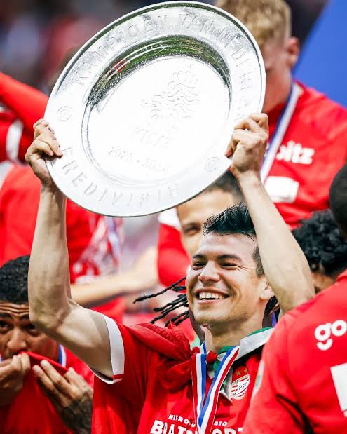 Otra vez #chuckylozano alza un título en europa, esta vez lo vuelve a hacer con el #PSV de la eredivise 🇳🇱⚽️🏆🇳🇱