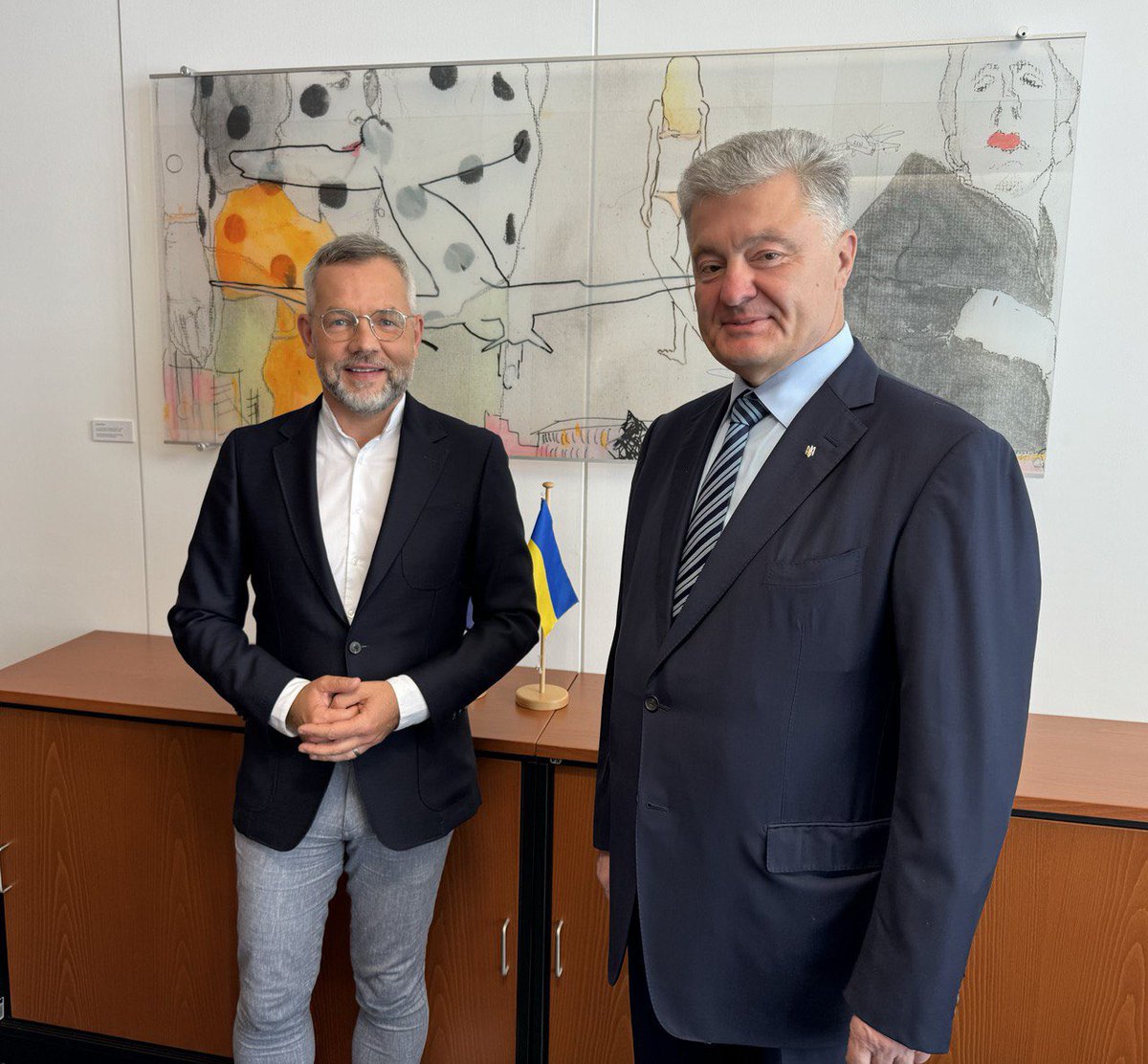 poroshenko's tweet photo. Розпочав свій візит до Берліна важливою зустріччю з головою комітету у закордонних справах Бундестагу @MiRo_SPD. Подякував за лідерство Німеччини у підтримці України.

Перед кожною міжнародною поїздкою я відвідую фронт і спілкуюся з нашими героями, щоб з перших вуст передати нашим партнерам інформацію про реальну ситуацію на полі бою та потреби українського війська для відсічі путінській навалі. Тому сьогодні я чітко наголосив на тому, що критична ситуація на фронті потребує невідкладної та значно потужнішої допомоги союзників, передусім засобами протиповітряної оборони, зокрема «Петріот», артилерійськими снарядами та ракетами для ураження російських військ на далекій відстані, включаючи системи «Таурус».

Мав честь ознайомити Міхаеля Рота з новітніми ефективними розробками Фонду Порошенка в царині радіоелектронної боротьби, так званим проєктом «Ай-Петрі». Відзначив необхідність ефективної політичної, економічної та військово-технологічної мобілізації країн Заходу для забезпечення поразки агресивного путінського режиму в Україні. 

Рецепт нашої перемоги зрозумілий: єдність, більше потужної зброї, більше пекельних санкцій, більше всебічної підтримки України, членство України в ЄС та НАТО. Потрібні рішучість та політична воля країн Заходу.