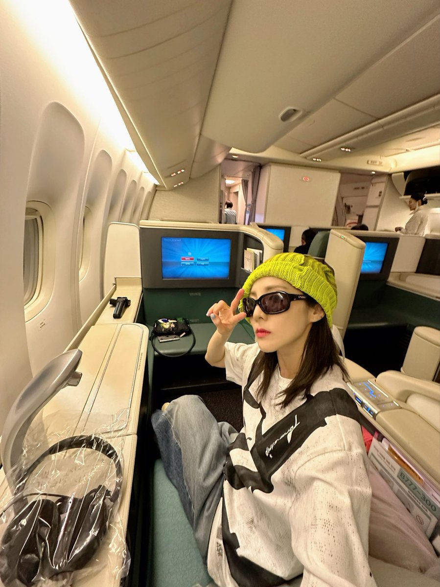 Upgraded to first class again😁 Happy Dara 🥰 6hrs flight is too short for first class. But still happy!!! Good night everybody😘