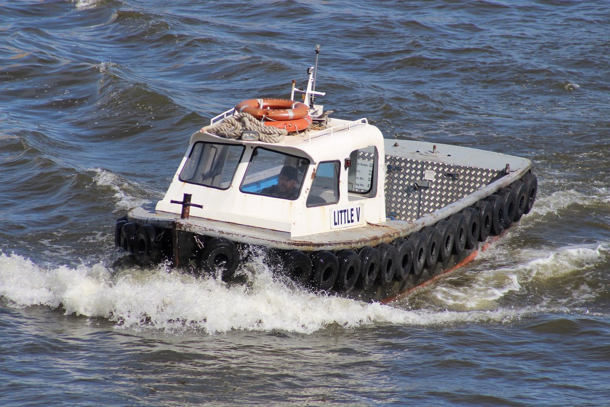 Workboat LITTLE V approaching Lambeth Bridge yesterday.