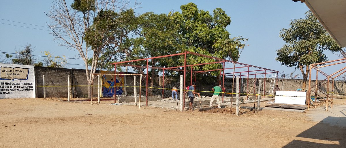 Después de siete años de olvido y de dos años de mucho trabajo para recaudar fondos, ayer el Comité de Padres de Familia inició un proceso de mejora de nuestras 'aulas provisionales', porque ya vimos que los gobiernos jamás nos atenderán. @salomonj @lopezobrador_ @Alejandro_ALJ