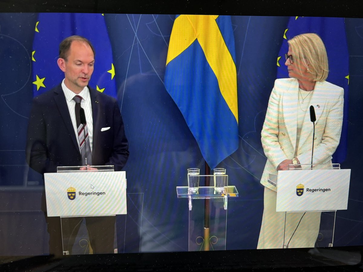 jacob ravn (@ravn_jacob) on Twitter photo Ny skatteaftale er en kæmpegevinst for Øresunsregionen, pendlere og arbejdsgivere på begge side af Sundet. <a href="/DanskErhverv/">Dansk Erhverv</a> takker både <a href="/JeppeBruus/">Jeppe Bruus</a> og <a href="/ElisabethSvan/">Elisabeth Svantesson</a> for en bundsolid aftale. Hip hip hurra🇩🇰🇸🇪 Ny skatteaftale er en kæmpegevinst for Øresunsregionen, pendlere og arbejdsgivere på begge side af Sundet. <a href="/DanskErhverv/">Dansk Erhverv</a> takker både <a href="/JeppeBruus/">Jeppe Bruus</a> og <a href="/ElisabethSvan/">Elisabeth Svantesson</a> for en bundsolid aftale. Hip hip hurra🇩🇰🇸🇪