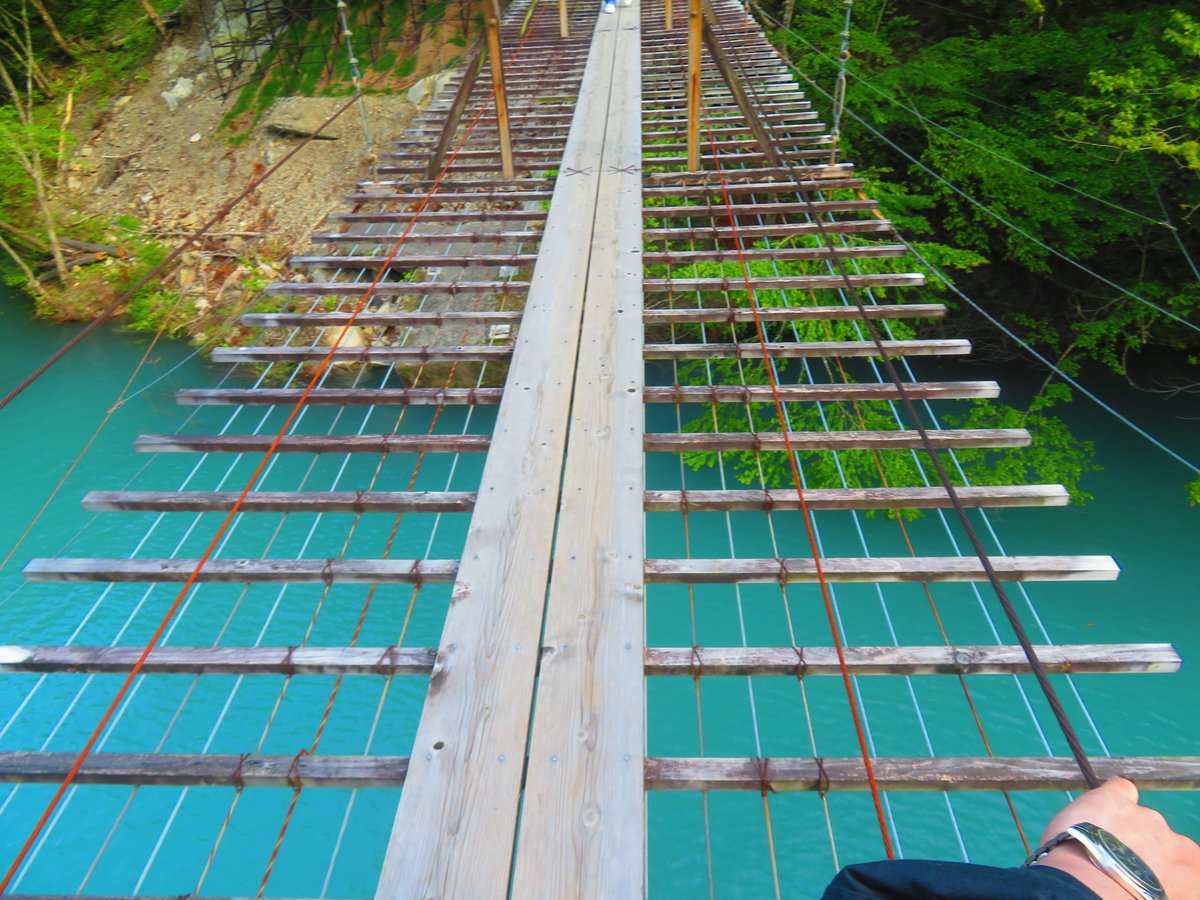 そういえば昨年のGWは、静岡県「寸又峡」を観光していたんだよね。 夢の吊り橋はすさまじい待ち時間だったけど、それだけの価値のあるコバルトブルーの渓流を見下ろすことができたな。 あと、落ちそうで少しだけドキドキする。 #寸又峡　#夢の吊り橋