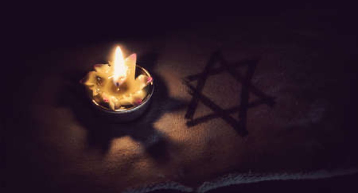 YOM HASHOAH
Des noms qui résonnent dans un sanglot
Autant de visages anéantis par la barbarie des hommes.
La Shoah est le crime absolu la défaite de l’humanité
Une défaite qui nous oblige
Se souvenir transmettre pour éviter que l’humanité ne se défasse encore 
Pour rester humains