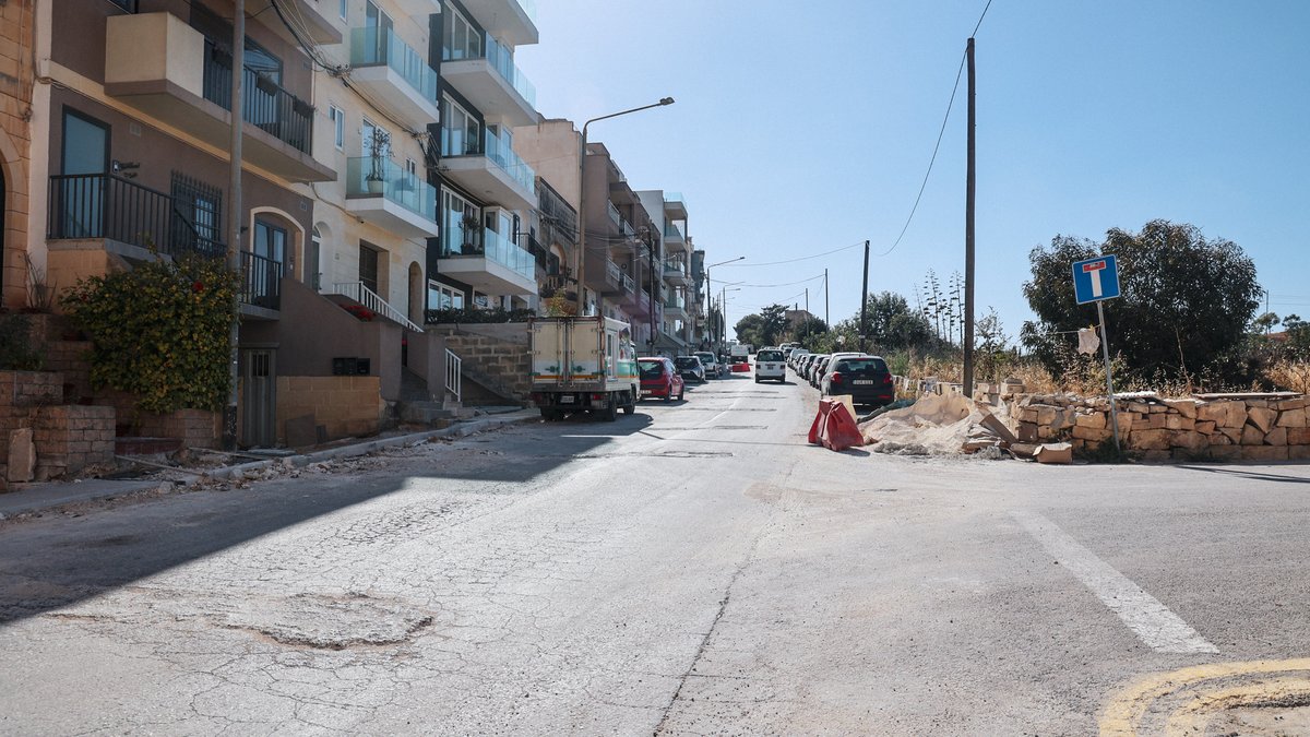 🚧 From #tomorrow, (#Tuesday 7 May 24, 6pm) till #Friday (10 May 24, 8am) Triq Axtart in #Marsaxlokk will be closed ⛔ for asphalt works. ℹ️ Parking will be restricted along this road. ⚠️ Please use an alternative route through nearby streets. 🗺️ bit.ly/AxtardRoadMars…
