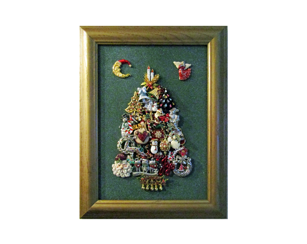 Framed Jewelry Art Christmas Tree #NewToShop #FramedJewelryArt #ChristmasTree #HandcraftedOriginal #SeasonalDecor
#VintageJewelry #MothersDayGift #MomSisGift etsy.me/3JTXebO via @Etsy