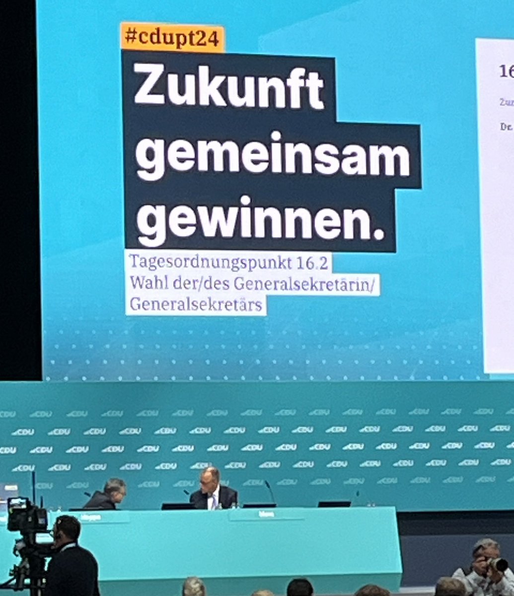 Nennt man wohl ehrliches Ergebnis. 873 von 972 gültigen Stimmen. Macht 89,8 Prozent. Knapp über dem schlechtesten Ergebnis von Merkel (2004) mit 88,4 Prozent. ABER: Ein Jahr später wurde Merkel Bundeskanzlerin. 🤷‍♂️