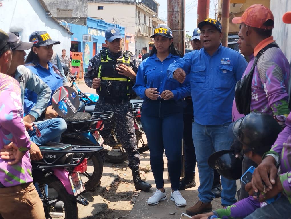 #Educación| INTT Zaraza en compañía de la @PNBVzla, dan charlas de concientización a motorizados que circulan sin el casco protector. #PatriaSeguraConNico