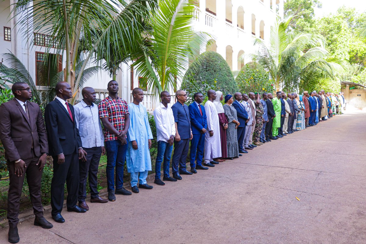 Son Excellence Monsieur Abdoulaye DIOP, Ministre des Affaires étrangères et de la Coopération internationale a présidé, ce lundi 06 Mai 2024, la cérémonie de montée des couleurs, en présence du personnel du Département.