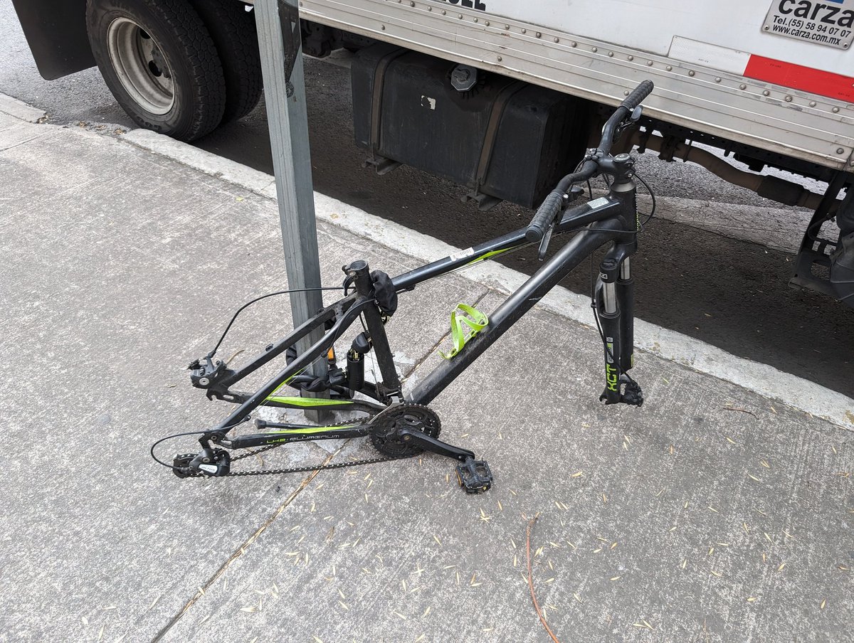 Cuauhtemoquense (@cuauhtemoquense) on Twitter photo Bici sin llantas en bahía de la Ascención, junto a la entrada poniente de galería de las estrellas. No tiene llantas y me pregunto si el dueño así la habrá dejado. La levanté para evitar un poco el efecto de ventanas rotas
<a href="/BicitlanRadio/">Bicitlán Radio</a> <a href="/BicisRobadasMX/">Bicis Robadas MX 🚴♂️🚴♀️🐁🐀🇲🇽</a> <a href="/BicireporteraDF/">Bicireportera CDMX</a> Bici sin llantas en bahía de la Ascención, junto a la entrada poniente de galería de las estrellas. No tiene llantas y me pregunto si el dueño así la habrá dejado. La levanté para evitar un poco el efecto de ventanas rotas
<a href="/BicitlanRadio/">Bicitlán Radio</a> <a href="/BicisRobadasMX/">Bicis Robadas MX 🚴♂️🚴♀️🐁🐀🇲🇽</a> <a href="/BicireporteraDF/">Bicireportera CDMX</a>