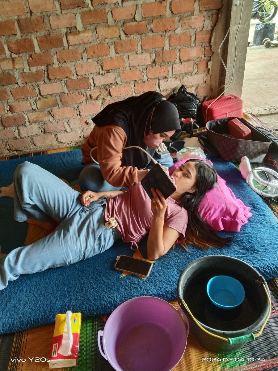 Jasa scaling keliling, mau?

Silakan perhatikan detail hal-hal yang mungkin baru kamu tau, seperti:

Ternyata pedal scaling ditekan pakai tangan kiri.
Ternyata sistem kumurnya begitu.
Ternyata ga perlu gelar dokter gigi, yang penting gelar kasur.