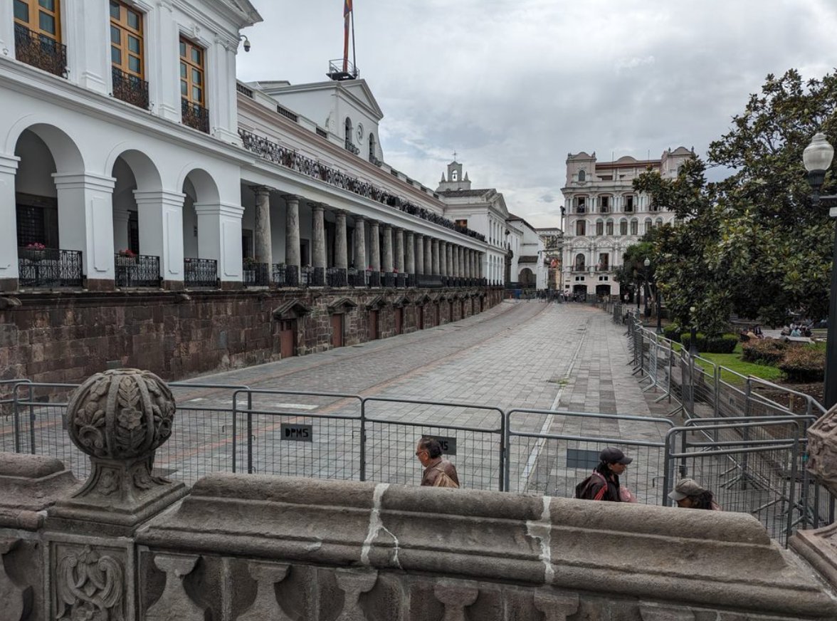 Así luce el Palacio presidencial de Carondelet, en donde naufraga Noboa. ¿Qué pensarán los turistas que concurren al Centro histórico de Quito? Que lo tienen encerrado, o que vive muerto de miedo, pese a contar todos los días del año con los estados excepción. Qué verguenza!