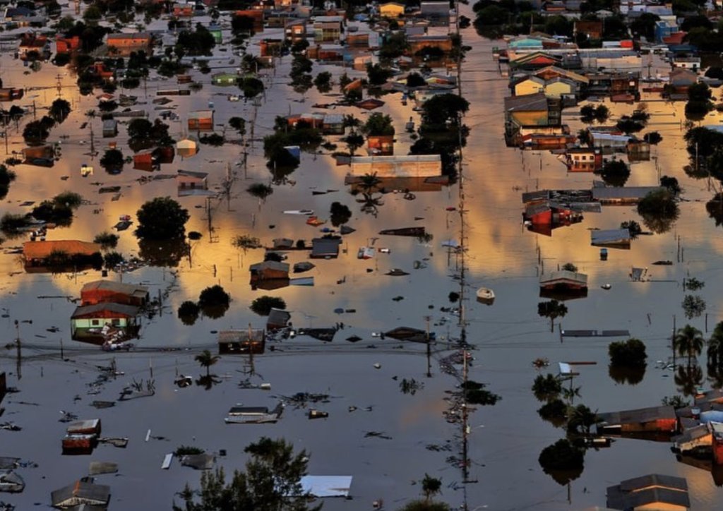 Sale a 75morti e 103dispersi, il bollettino delle inondazioni che stanno colpendo lo stato meridionale di #RioGrandedoSul, in Brasile. Almeno 854.486 le persone rimaste senza approvvigionamento idrico, con 88.000 sfollati. Un pensiero agli amici di Porto Alegre @Unisinos