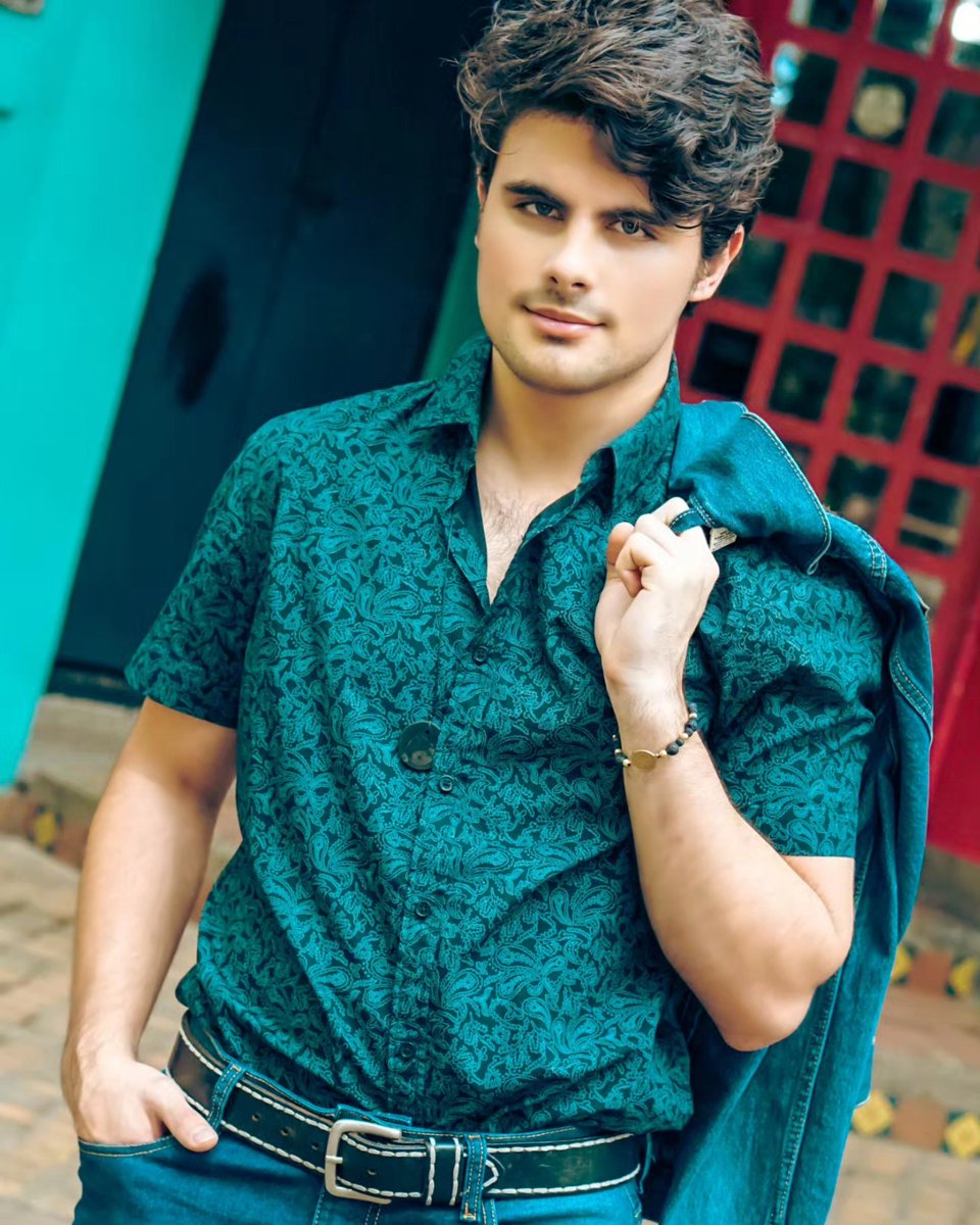 Mood & Style 🧿 Espacios... #demiandossantos #picoftheday #mood #lifestyle #colombia #usa #México