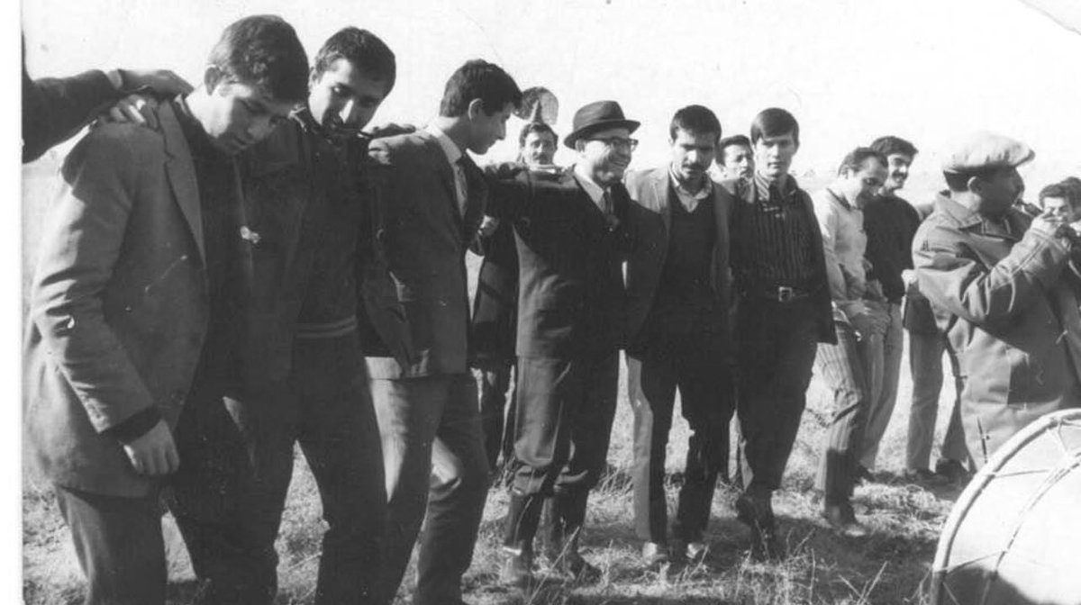 Bir çoğumuzun hiç görmediği bir kare: Soldan ikinci Yusuf Aslan, şapkalı rektör Kemal Kurdaşın solunda da Hüseyin İnan (1968 ODTÜ ağaç dikme şenliğinde halay) (Kaynak: Bülent Hakan Altuncu’nun FB sayfasından alınmıştır)