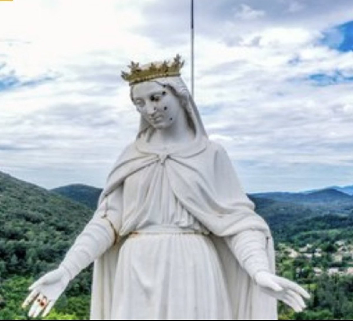 Comment peut-on cribler de balles une statue de la Vierge Marie? (Gard). Silence gênant. #facealinfo