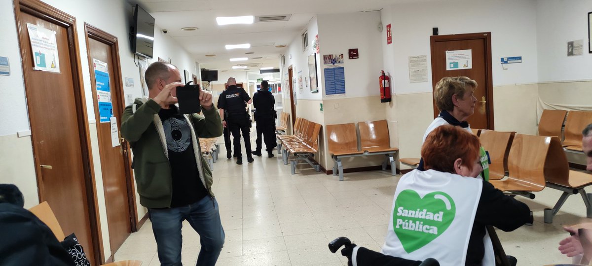 Seguimos aquí, en el @CSAbrantes , ya no hay pacientes, ni personal, solo vecinos y vecinas defendiendo su #SanidadPública y policía...