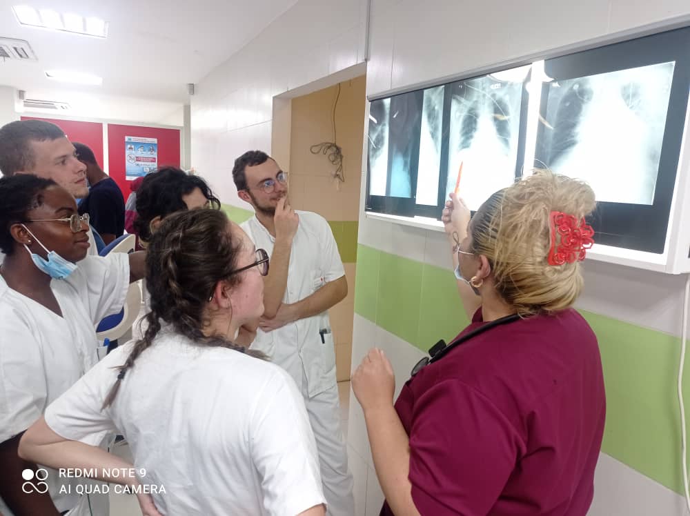 En el CHU Peltir  pase de visita docente asistencial, con los médicos y enf en formación por las Dras. Dulvis Lianet Acosta Herrería  y Dra. Milagros Garcés  Emergencista. 
#CubaCoopera #60AñosSalvandoVidas 
#CubaEsAmor 
#CubaPorLaSalud
 #CubaPorLaVida