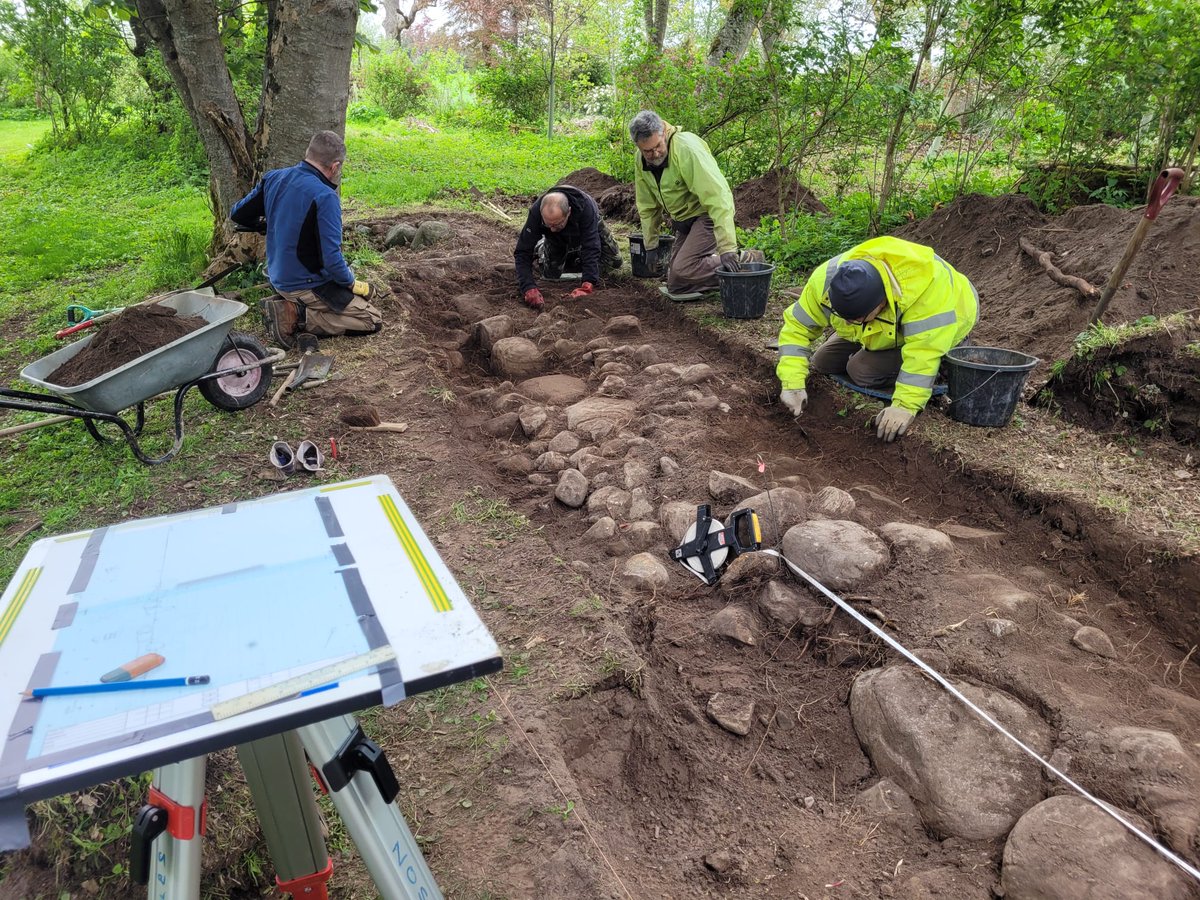 #Tarradale24 Day 4. We abandoned the 'distillery' trench and concentrated efforts today on the walls of a farm building which are 18th C or perhaps even older. We intend to leave the trench open and come back to this one in the summer.