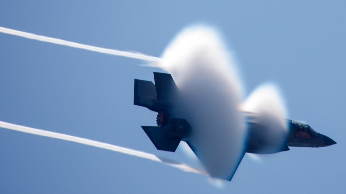 Double vapor cone on a USMC F-35B assigned to VMFA-242 during Marine Corps Air Station Iwakuni’s 45th Friendship Day at MCAS Iwakuni, Japan, 
📸: Cpl. Raymond Tong