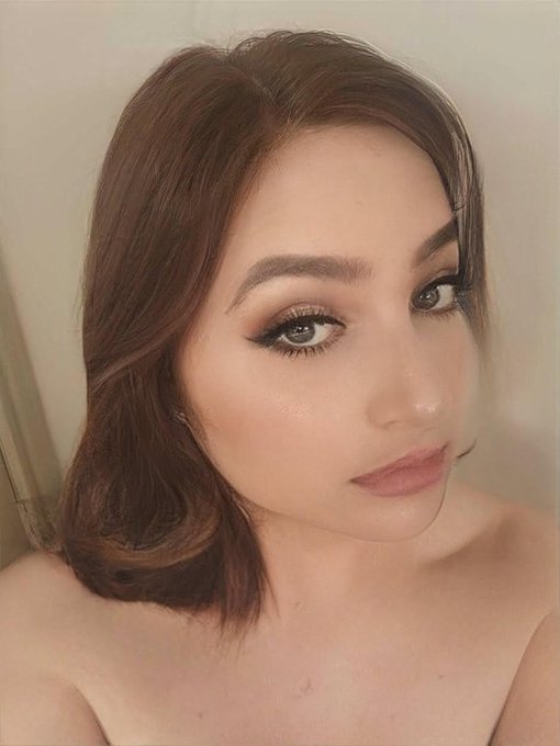 My friend may wants to know if you think she would look better as a blonde? https://t.co/7iGZLnWQZ0<a href="/tag/realloyalfans"class="tags"><span>#realloyalfans</span></a>