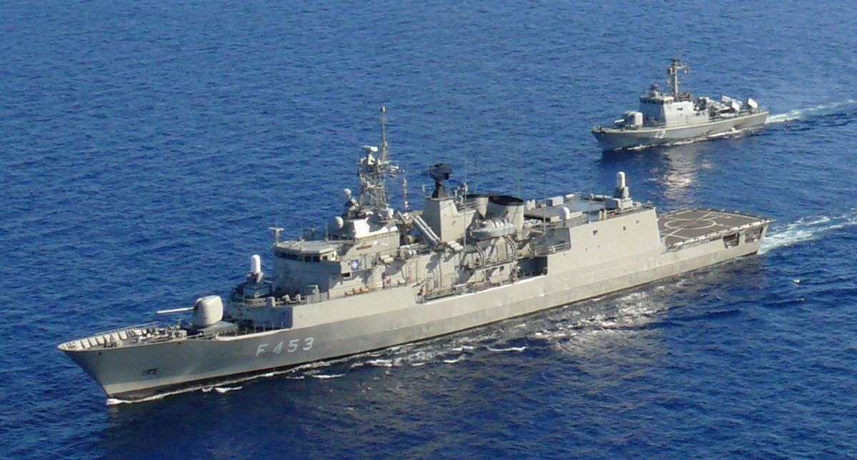 🔵🇬🇷Yunan donanmasından modernizasyon hamlesi 🔸Yunanistan Donanması'nın MEKO sınıfı fırkateynleri, uzun süren bir gecikmenin ardından yarı ömür modernizasyondan geçecek 🔗defenceturk.net/yunan-donanmas…