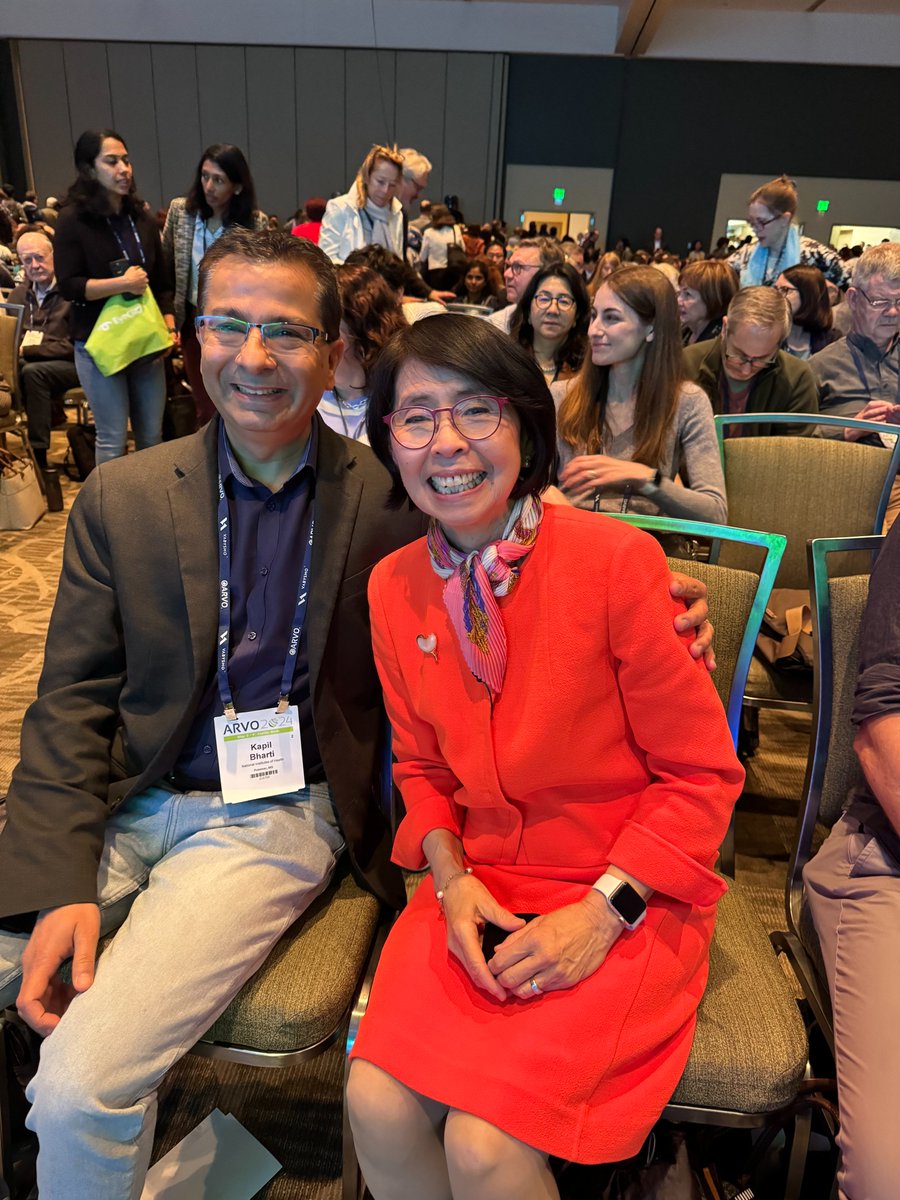 Congratulations to Dr. Emily Chew (@NatEyeInstitute) for receiving the Proctor Medal at #ARVO2024! Beautiful lecture on AMD integrating clinical trials, 'food is medicine', basic science, multiomics analysis, and AI. @ARVOinfo @NIH @NIHClinicalCntr