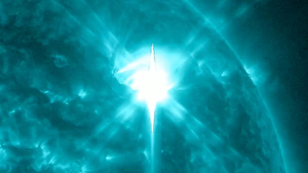 DID YOU KNOW: Sunspot region AR3663 fires up again adding another eruption to its growing list since last week and another round of radio blackouts reported across the globe. STORY via @spacedotcom: space.com/sun-x-class-so… #space #spaceweather #sunspots #solarflare #science