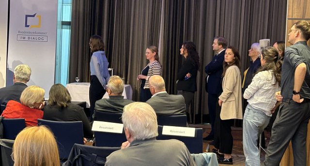 Umfrage Junge Ärzte: Bessere Struktur und einfachere Rotation gefordert:  Mainz – Für Weiterzubildende sind eine gute Struktur, ausreichend Flexibilität und einfache Rotationsmöglichkeiten, etwa im Rahmen von Weiterbildungsverbünde… dlvr.it/T6Vx2R #JungeÄrzte