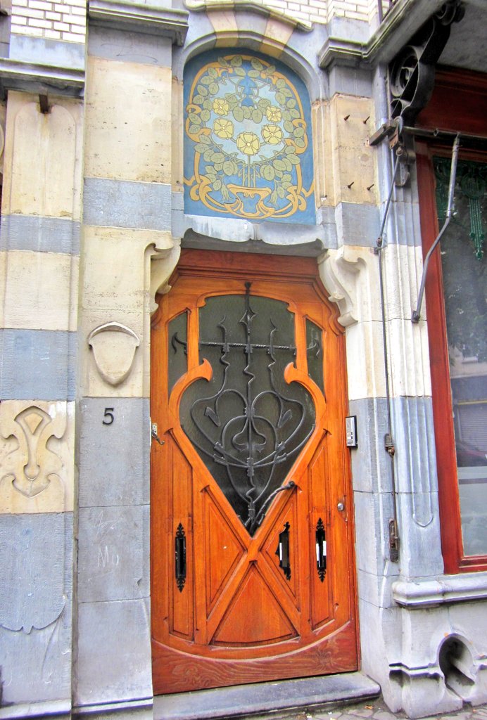 Art Nouveau door with floral motif from 1902 by architect Ernest Blerot in Brussels, Belgium.

Photo: Rebexho