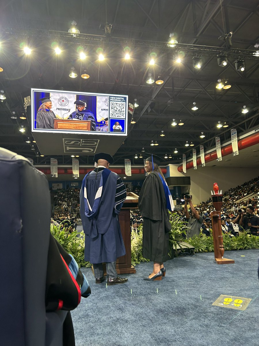 What an incredible @JacksonStateU Commencement ceremony with US Senator Laphonza Butler, Mississippian and JSU alum! Many thanks @LaphonzaB for the great inspiration #flipthebag