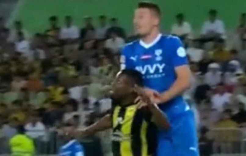 vikl30's tweet image. اختلف المنافس والمستفيد واحد 👏🏻