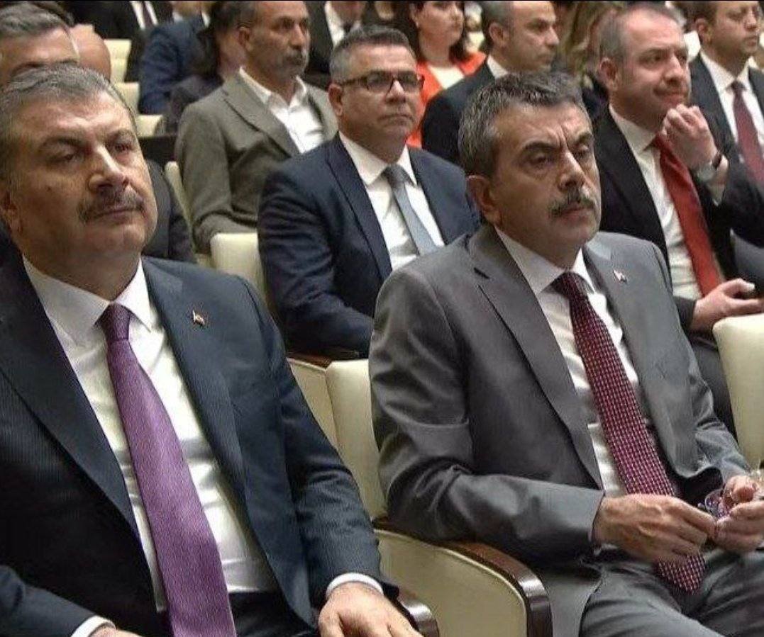 Soldaki bakan her yıl aslanlar gibi istediği atamayı alırken neden iş eğitime gelince tasarruf, mülakat gibi engeller karşımıza çıkıyor? Eğitime böyle mi değer verilir ? 

<a href="/memetsimsek/">Mehmet Simsek</a>
#ŞimşekMebeMülakatsız68Bin