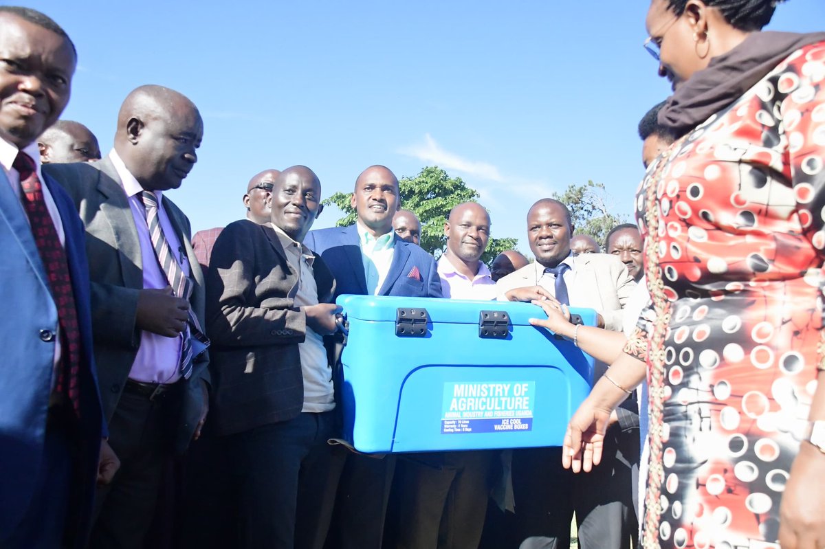 Together with @FrankTumwebazek we handed over 900,000 doses of Foot and Mouth Vaccines to 23 Districts in the high risk areas @MAAIF_Uganda also handed over 230 refrigerators to help store the vaccines @MAAIF_Uganda is currently procuring 10 million doses of FMD vaccines.