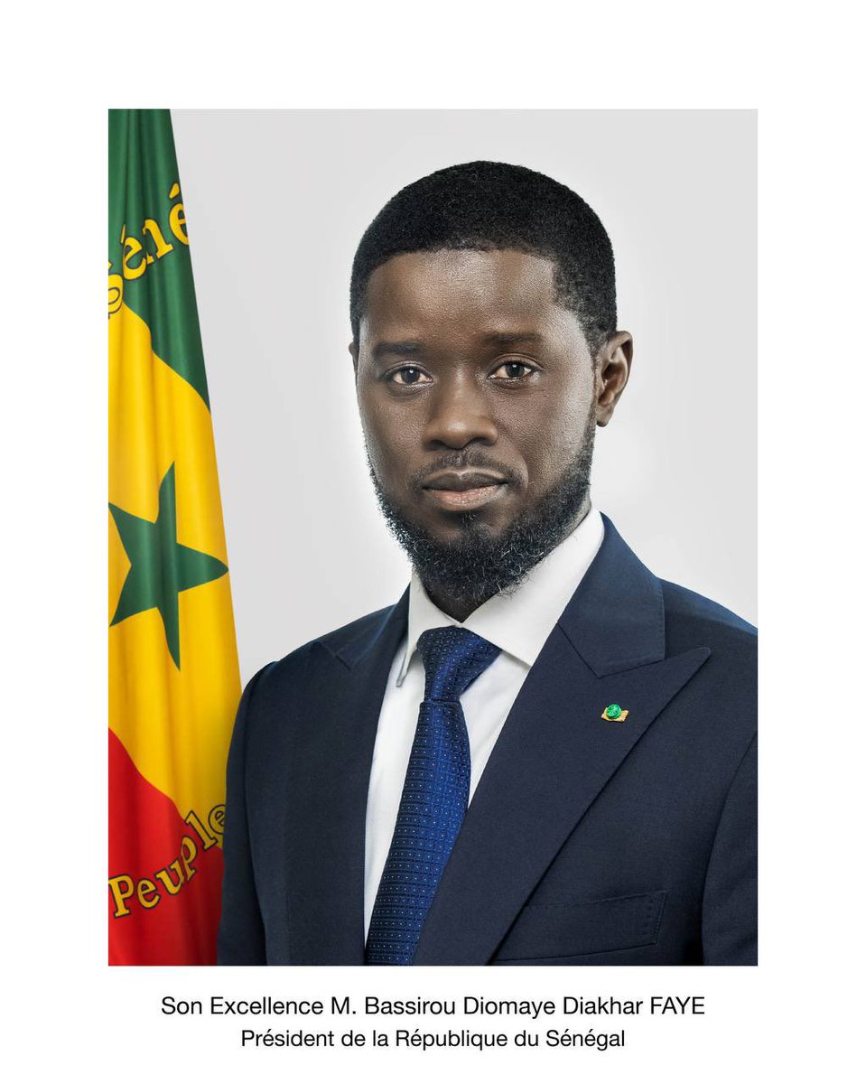 🔴 #Senegal #President #Portrait Portrait officiel du 5e président: SEM. Bassirou Diomaye Diakhar Faye. 📸 — @AbduKarimNdoye A suivre ensemble, tout sous la protection divine 🙏🏾