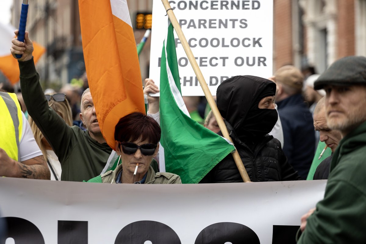 Some photos from the anti-immigration march in Dublin today. 🧵 #dublinprotest