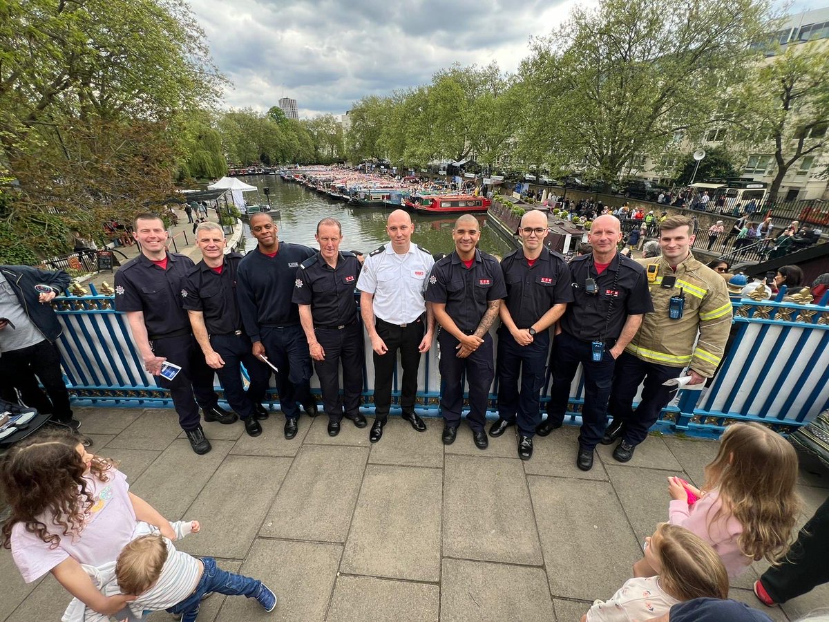 Paddington Red and White Watch attended The Cavalcade at Little Venice this weekend. Lots of fire safety advice given for boat owners, as well as water safety awareness. ⁦@LondonFire⁩