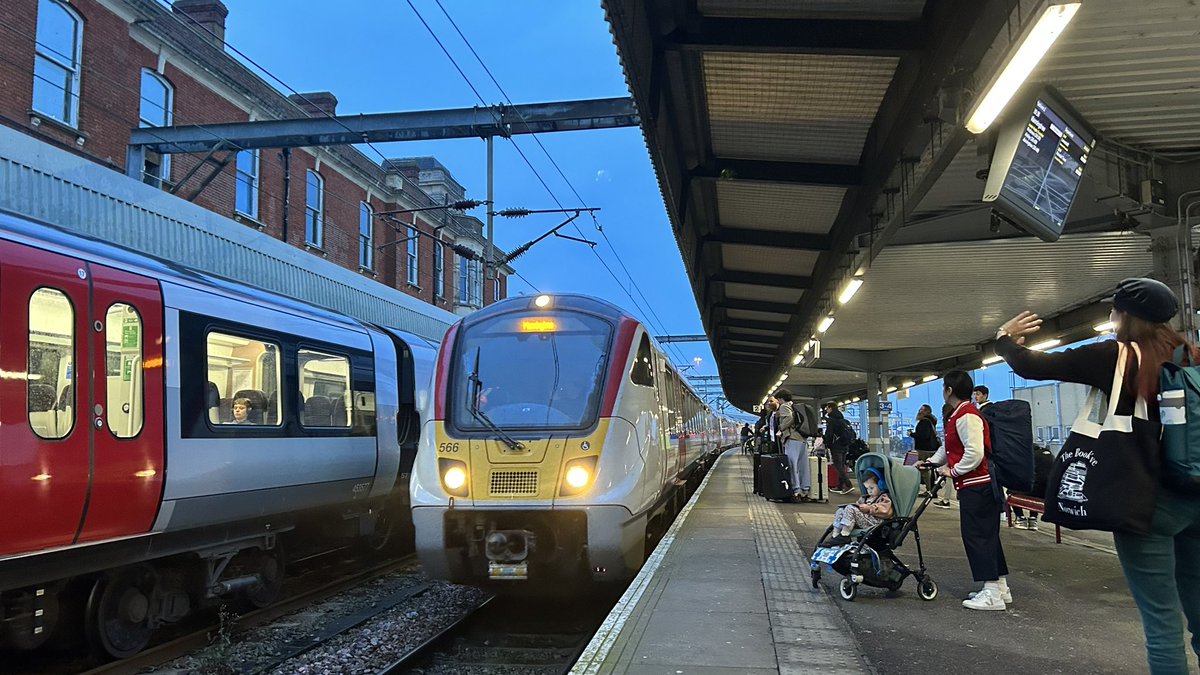 📍 Harwich International

Quite enjoyable doing the day crossing - not so much arriving to a wet and miserable UK 😭

There is a direct to London, but in this case it’s easier and faster for me to get the Manningtree shuttle and change there 👍