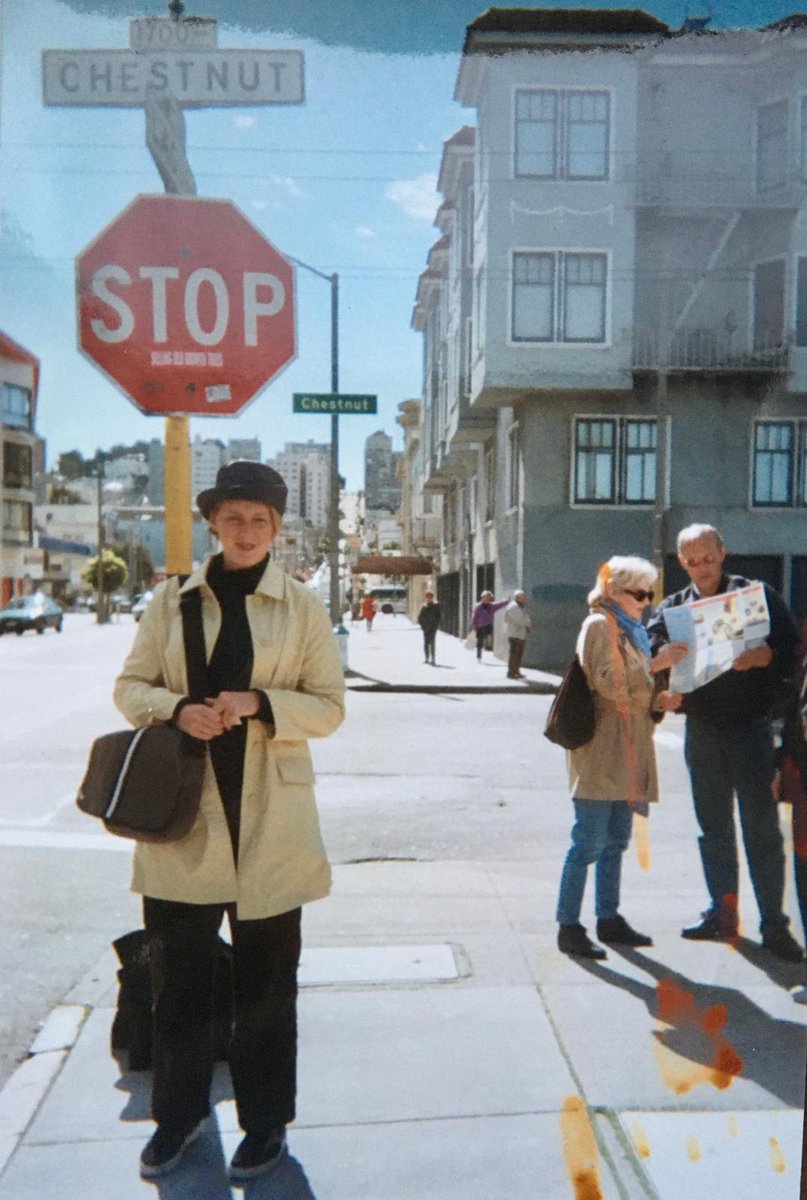 One month until my memoir ‘Lifting Off’ is published by @MuswellPress✈️
Against a backdrop of exotic locations, hotels + bars, I tell stories of flying as cabin crew.
Here I am in San Francisco, late 1990s, pic taken by my friend Elaine✈️
#LiftingOff #cabincrew #globetrotting