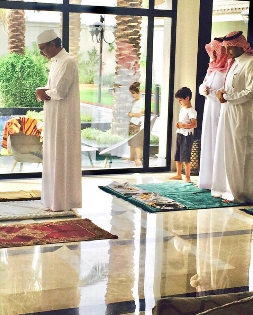 الأمير بدر بن عبدالمحسن رحمه الله
 إماماً لصلاة العصر في منزله 🤍🥺
