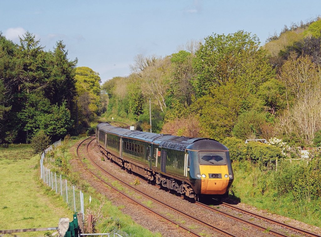 In perfect light with newly opened leaves bright green in the warm late afternoon sunshine, a @GWRHelp Castle set passes Respryn near Bodmin Parkway with 2C29 @Modern_Railways @DCRailPart @railexpress