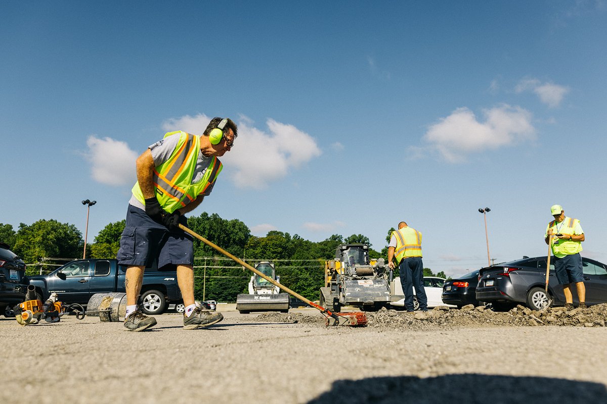 Summer is almost here and we're looking for seasonal employees! ☀️ Join CVG as an Operations and Maintenance Laborer and contribute to the airport's beauty and operational efficiency. Discover more about this role by visiting: bit.ly/3UbDS8i #hiring #jobs #seasonal