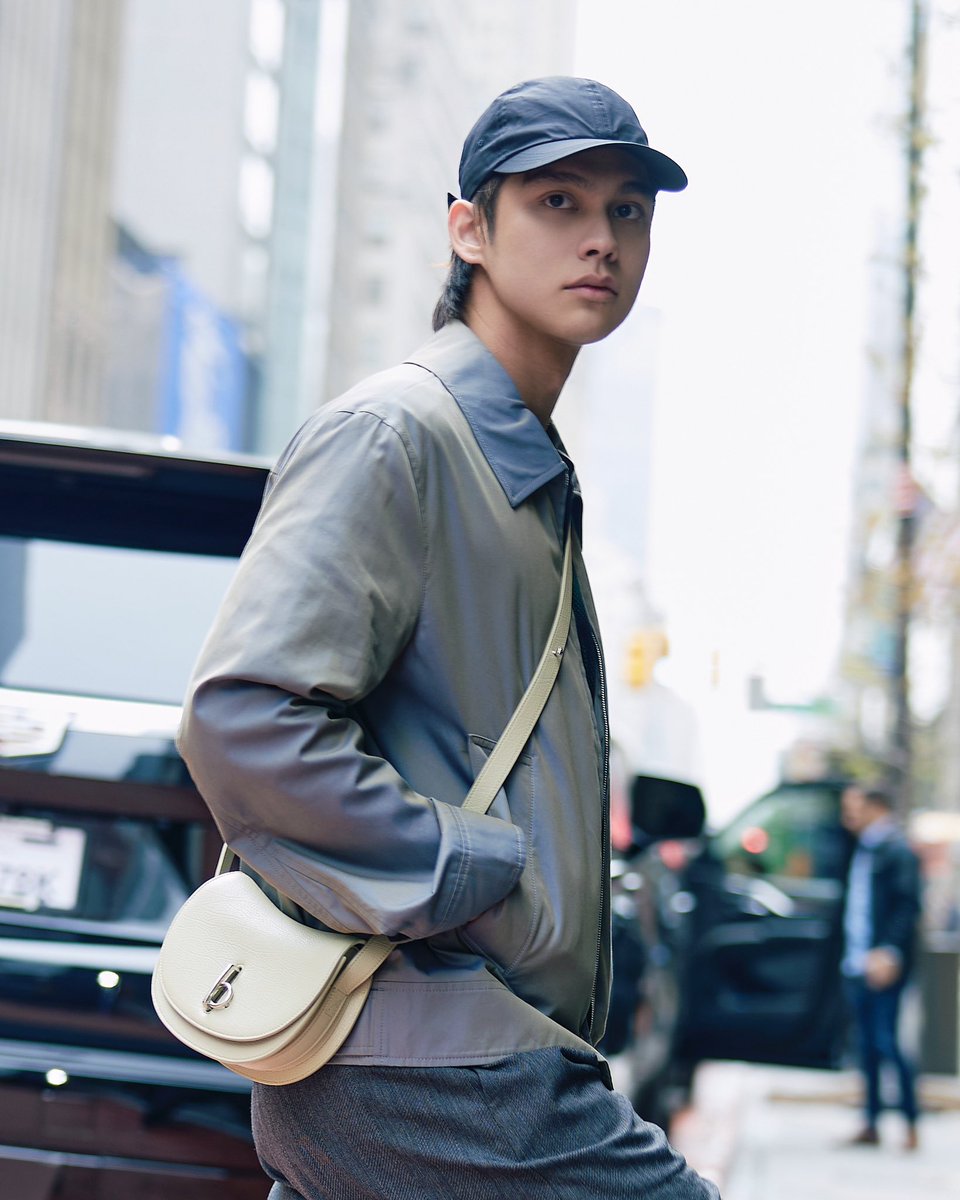 GQThailand's tweet image. #GQStyle ส่องลุคของ #ไบร์ทวชิรวิชญ์ ในโททัลลุคจากเบอร์เบอร์รี่ (#Burberry) ที่นิวยอร์กวันนี้ โดยมาในลุคแบบหนุ่มเท่ เด่นด้วยกระเป๋าสีเบจที่ตัดกับเครื่องแต่งกายโทนครึม
.
@bbrightvc #bbrightvc
#GQThailand