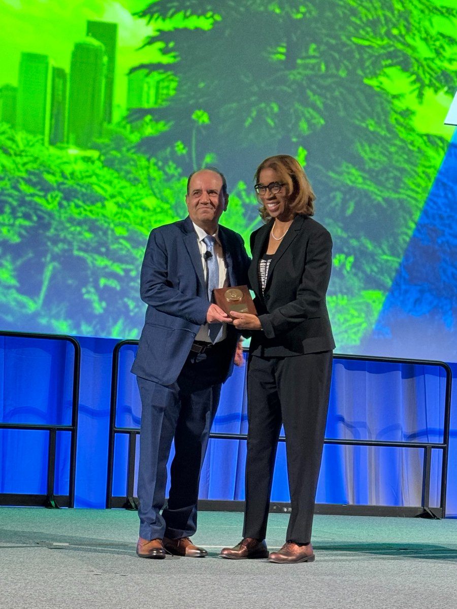 Congratulations to Dr. Anand Swaroop (@NatEyeInstitute) for receiving the ARVO Friedenwald Award! Speaking about genes, networks, karma, and photoreceptors,.'The joy is in the journey' (and shout-outs to former NEI Director Paul Sieving ... and many others!). @ARVOinfo @NIH